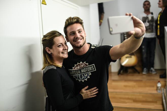 Ein Fan-Selfie mit der PostCard Creator App von der Post.