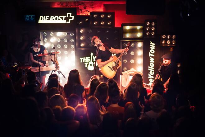 Mit dem Postauto auf The Yellow Tour Bastian Baker auf der Fahrt von Agno nach Lugano, wo er im Studio Foce vor Hunderten von fans ein grossartiges Konzert gab.