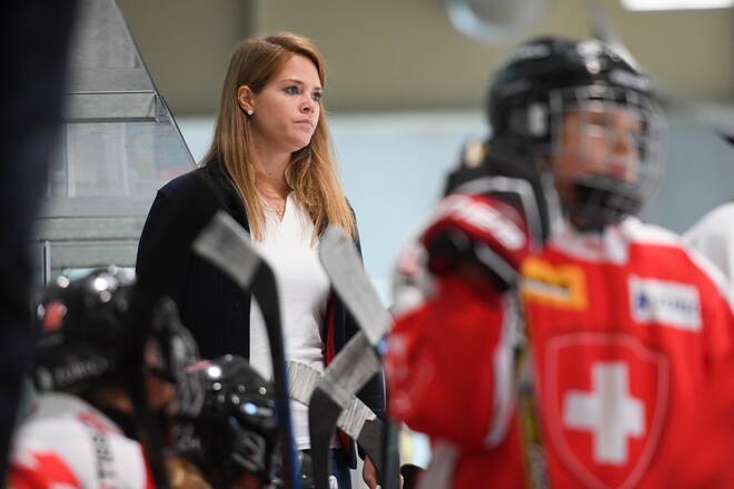 Florence Schelling, ehemalige Schweizer Eishockey-Nationaltorhueterin, in ihrer neuen Funktion als Assistant Coach beim Spiel der Schweizer Damen U18 Eishockey Nationalmannschaft gegen Russland, aufgenommen am Donnerstag, 23. August 2018, in St. Gallen. (KEYSTONE/Gian Ehrenzeller)