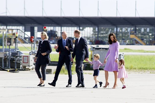 Prinz William mit Gattin Catherine, Herzogin von Cambridge und Kindern Prinz George und Prinzessin Charlotte bei der Besichtigung des Airbus Geländes mit anschließendem Abflug nach England. Hamburg, 21.07.2017 Foto:xC.xTamckex/xFuturexImagePrinz William with Wife Catherine Duchess from Cambridge and Children Prinz George and Princess Charlotte at the Tour the Airbus Grounds with followed Departure after England Hamburg 21 07 2017 Photo XC xTamckex xFuturexImage