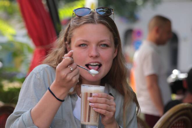 junge blonde frau trinkt latte macchiato junge blonde frau trinkt latte macchiato *** young blonde woman drinking latte macchiato young blonde woman drinking latte macchiato