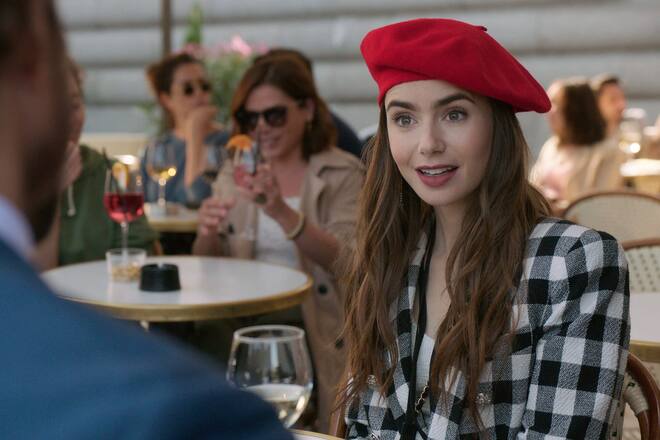 Beliebteste Netflix-Shows von 2021 RELEASE DATE: 2020 - TITLE: Emily in Paris STUDIO: DIRECTOR: Darren Star PLOT: A young American woman from the Midwest is hired by a marketing firm in Paris to provide them with an American perspective on things. STARRING: LILY COLLINS as Emily. Paris France PUBLICATIONxINxGERxSUIxAUTxONLY - ZUMAl16_ 20201103_sha_l16_178 Copyright: xNetflixx