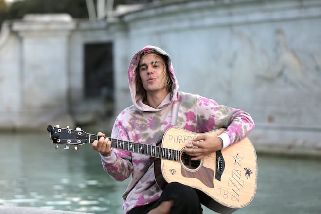 LONDON, ENGLAND - SEPTEMBER 18: Justin Bieber stops at the Buckingham Palace fountain to play a couple of songs with his guitar for Hailey Baldwin and fans on September 18, 2018 in London, England. (Photo by Ricky Vigil/GC Images)