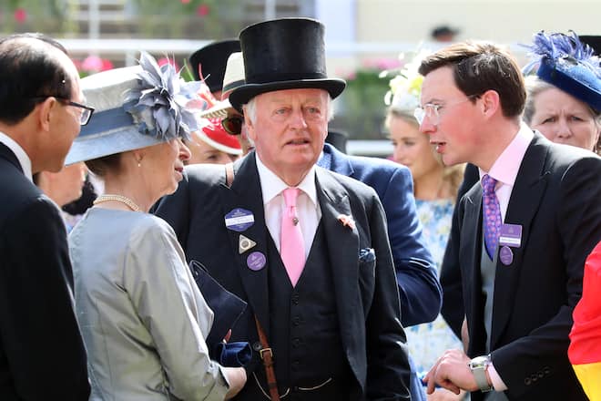 Andrew Parker am Pferderennen in Ascot, Windsor im Juni 2022. Zu seiner Linken steht Prinzessin Anne, die Schwester von König Charles.