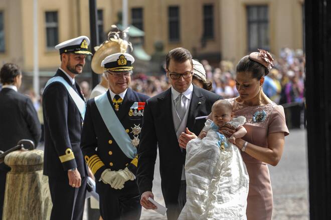 Taufe der Kronprinzessin Estelle in der Stockholmer Schlosskirche: Prinzessin Victoria und Prinz Daniel sowie König Carl Gustav von Schweden und Taufpate Prinz Haakon von Norwegen. PUBLICATIONxNOTxINxSWExDENxUK - KPkod 08002
