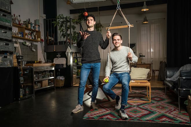 Foto: Joseph Khakshouri 09.02.2021*Portemonnaie aus Apfelleder*: Die Zürcher Brüder Lucas und Claudius Knecht stellen Lederwaren aus Ãpfeln her.Zürich (ZH)