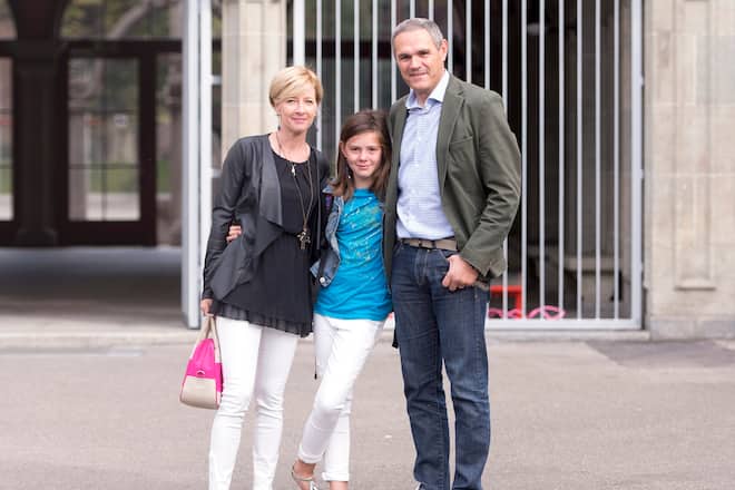 Zuerich, 18.08.2015, Fussball Super League;Trainer Pierluigi Tami (R) begleitet mit seiner Ehefrau Ursula (L) die gemeinsame Tochter Nicole (M) bei ihrem ersten Schultag im Schulhaus Letten in Zuerich(Bild: Nick Soland)