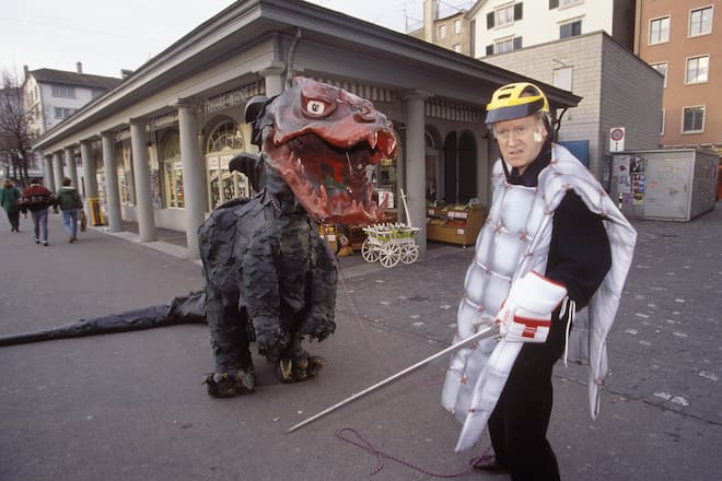 Franz Hohler als Drachentöter Prinz Georg vor dem Hechtplatz Theater 1994