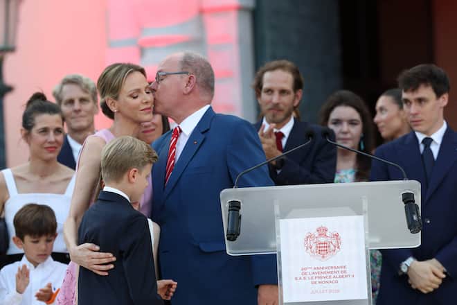 Am Samstag feierte die Adelsfamilie von Monaco das 20. Thronjubiläum von Fürst Albert II.Dabei kam es zu innigen Momenten mit seiner Ehefrau, Fürstin Charlène. Unter anderem küsste Albert sie auf die Wange.