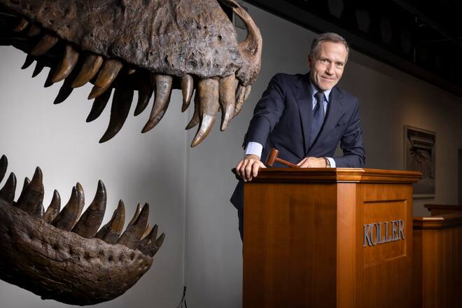 Cyril Koller am Pult (vor der Auktion) T-Rex Versteigerung