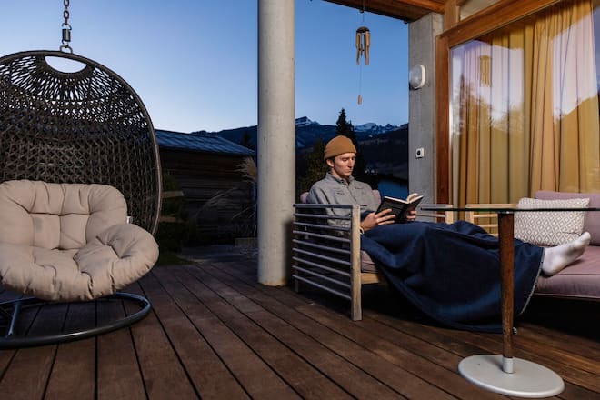 FLIMS, 28.11.2020 - Homestory ueber Andri Ragettli. Im Bild: Andri bei der Lektuere des Buches "Kompromisslos - Relentless" von Tim S. Grover.