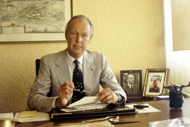 Bildnummer: 55014495 Datum: 04.03.1990 Copyright: imago/Milestone MediaViktor Emanuel von Savoyen in seinem Büro in Genf PUBLICATIONxINxGERxSUIxAUTxONLY People Politik kbdia xsk 1990 quer Aufmacher o0 Adel, ITA, Vittorio Emanuele di SavoiaBildnummer 55014495 Date 04 03 1990 Copyright Imago Milestone Media Viktor Emanuel from Savoy in his Office in Geneva PUBLICATIONxINxGERxSUIxAUTxONLY Celebrities politics Kbdia xSK 1990 horizontal Highlight o0 Adel ITA Vittorio Emanuele Tue Savoia