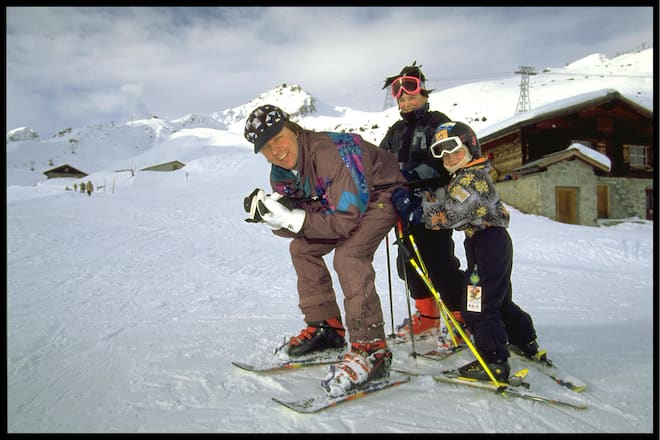 Beat Breu mit seinen beiden Kindern beim Skifahren in Arosa 1996