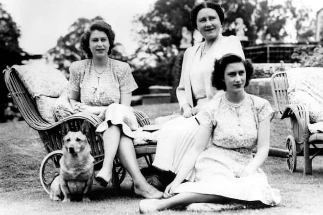 Im Vordergrund der Lieblingshund der Queen, Corgi Susan.