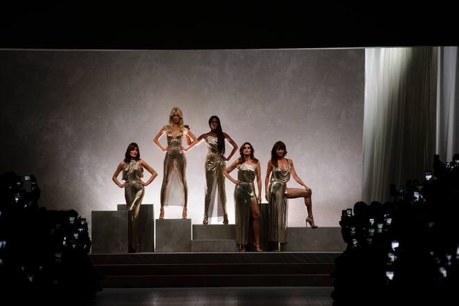 Runway-Bild der Versace Frühjahr/Sommer 2018 Show in Mailand