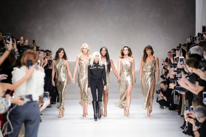 Runway-Bild der Versace Frühjahr/Sommer 2018 Show in Mailand