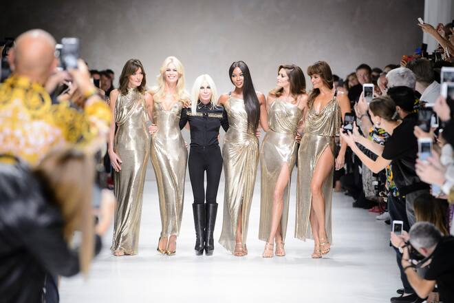 Runway-Bild der Versace Frühjahr/Sommer 2018 Show in Mailand