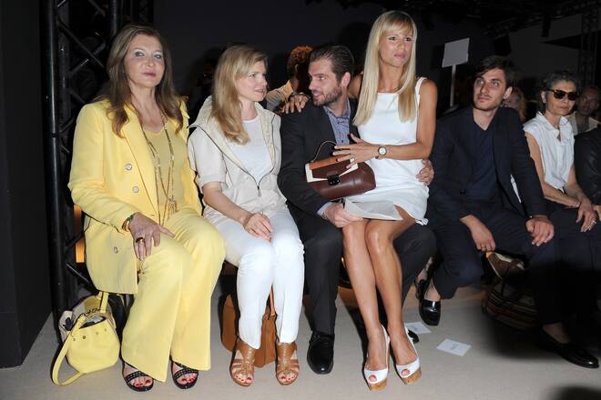 Schwanger Michelle Hunziker sitzt auf dem Schoss von Tomaso Trussardi