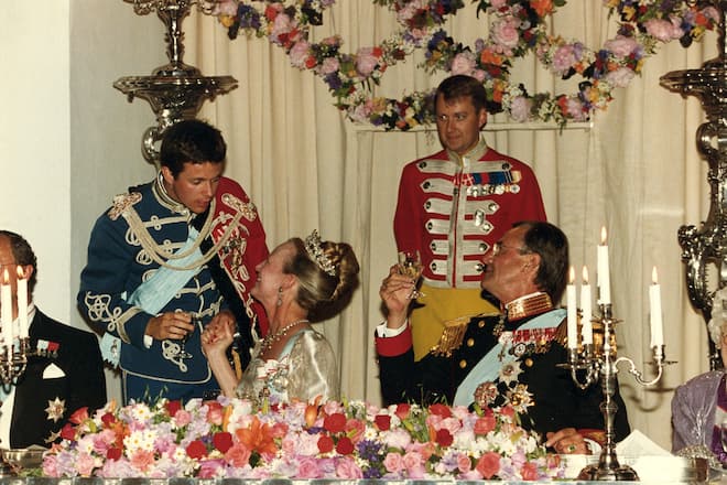 Kronprinz Frederik (DK), photo. Photo: Klaus Moeller. Code 93000. Dänemark, 19920610. 10. Juni 1992Frederik (alter: 24) bei der silberne Hochzeit seiner Eltern. Fredensborg Schloss. Retro. . >> Bildnr.: 00037405