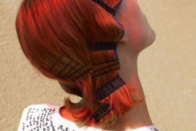 Trend Frisur 2020: Haarnadeln (wie gesehen bei Designer Dries van Noten).