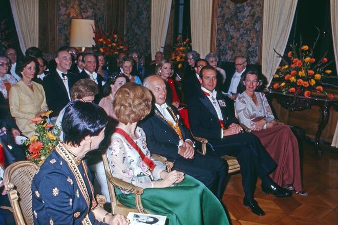 Gymnich castle as Germany's guesthouse: federal president Walter Scheel welcomes King Juan Carlos and Queen Sofia of Spain, Germany, 1977. (Photo by Wolfgang Kuhn/United Archives via Getty Images)