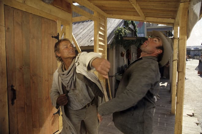 Terence Hill tut in «Troublemaker», was er am Besten kann: Fäuste verteilen.