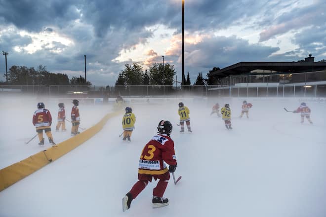 WALLISELLEN, 07.10.2018 - Reportage ueber die Eishockey-Familie Meichtry aus Wallisellen, wo 3 von 4 Buben Eishockey spielen und Vater Patrick schonals Eishockeyprofi gespielt hat. Fruehmorgens beginnen die Spiele der Nachwuchs-Mannschaften auf der Kunsteisbahn des Sportzentrums SPOEDE in Wallisellen. PHOTO BY PASCAL MORA