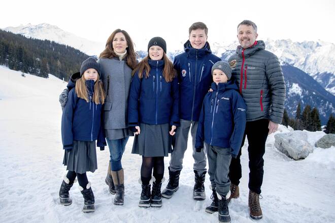 Bilder des Jahres 2020, Entertainment 01 Januar Entertainment Bilder des Tages 06-01-2020 Denmark Princess Mary and Prince Frederik and Prince Christian and Princess Isabella and Prince Vincent and Princess Josephine posing in the snow of Verbier, Switzerland. The children start a 12 week course at the International School of Lemania-Bees PUBLICATIONxINxGERxSUIxAUTxONLY Copyright: xPPEx