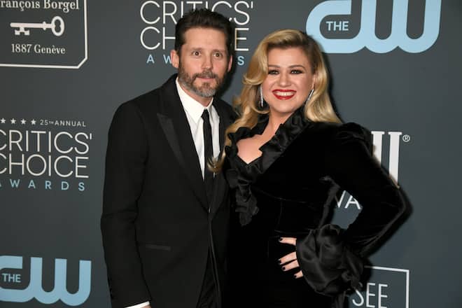 SANTA MONICA, CALIFORNIA - JANUARY 12: Brandon Blackstock (L) and Kelly Clarkson attend the 25th Annual Critics' Choice Awards at Barker Hangar on January 12, 2020 in Santa Monica, California. (Photo by Jeff Kravitz/FilmMagic)