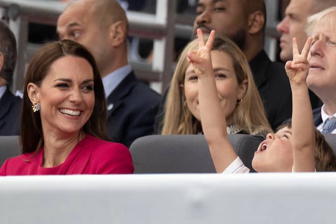 Entertainment Bilder des Tages . 05/06/2022. London, United Kingdom. Kate Middleton and Prince Louis at the Platinum Pageant from the Royal Box on the final day of the Platinum Jubilee celebrations in London. PUBLICATIONxINxGERxSUIxAUTxHUNxONLY xStephenxLockx/xi-Imagesx IIM-23484-0143