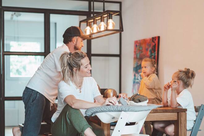 Stokke Family am Tisch