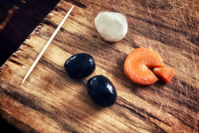Pingu Apero aus Oliven und Mozzarella