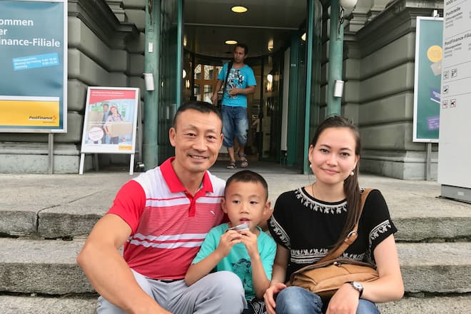 Donghua Li mit Jasmin und Janis