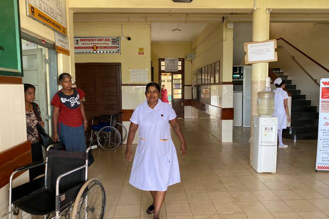 Auch das staatliche Krankenhaus in Point Pedro im Jaffna-Distrikt, in dem der Rapper zur Welt kam, hat er besucht.