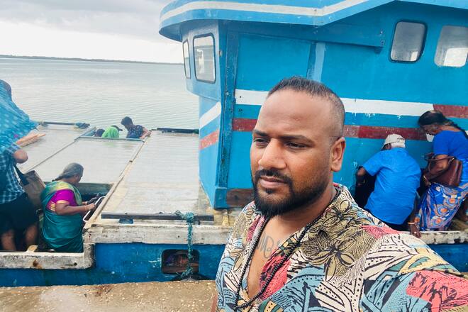 Der Schweizer Rapper Siga kehrte 35 Jahre nach der Flucht erstmals in sein Heimatland Sri Lanka zurück. Im Hintergrund ein Holzboot, damit ist er zu einem Tempel gefahren. Es erinnert ihn an das Boot, in dem er mit seiner Mutter und Schwester aus Sri Lanka nach Deutschland geflohen ist.