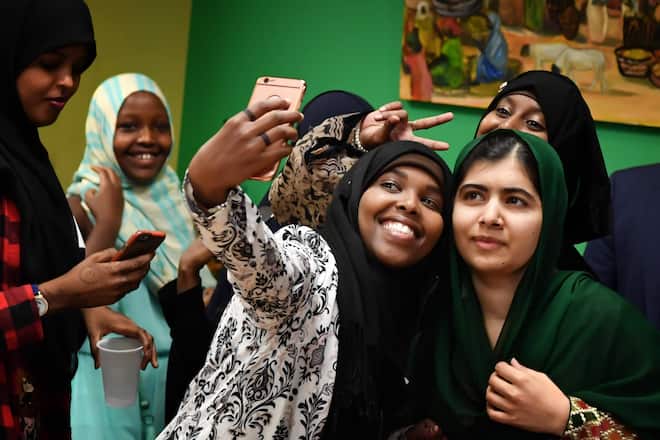 Malala beim Selfie bei einer Veranstaltung in den USA.