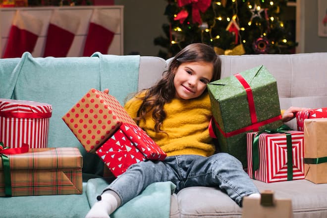 Geschenkeschlacht zu Weihnacht: Viele Kinder werden regelrecht mit Geschenken überflutet.