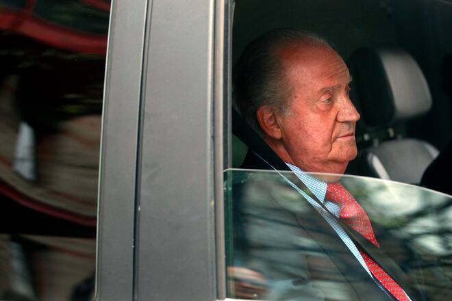 REY JUAN CARLOS I El rey em rito de Espana Juan Carlos I sale del hospital En la imagen, vemos al rey dentro del coche. Juan Carlos I, former King of Spain. In this picture, the King is inside a car. MADRID ESPANA 122709998 *** KING JUAN CARLOS I The King em rito of Spain Juan Carlos I leaves the hospital In this picture, the King is inside a car MADRID ESPANA 122709998 PUBLICATIONxNOTxINxESP JAVIERxBARBANCHO