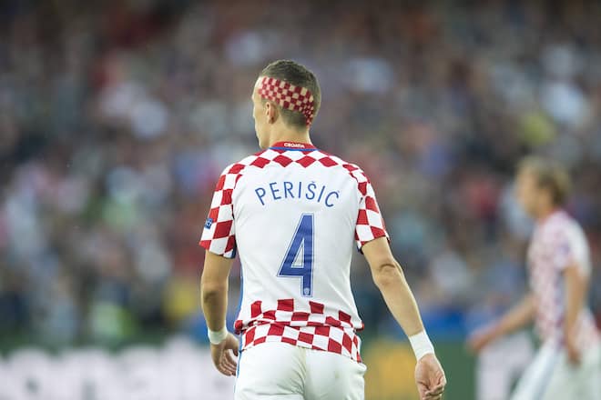 Feature, Ivan PERISIC (CRO) mit Rot Weisser Farbe im Haar, Haare, Fahne, Flagge, Achtelfinale, Spiel M39, Kroatien (CRO) - Portugal (POR) 0:1 n.V, am 25.06.2016 in Lens. Fussball EM 2016 in Frankreich vom 10.06. - 10.07.2016.Feature Ivan Perisic CRO with Red whiter Color in Hair Hair Flag Flag Eighth finals Game Croatia CRO Portugal POR 0 1 n v at 25 06 2016 in Lens Football euro 2016 in France of 10 06 10 07 2016