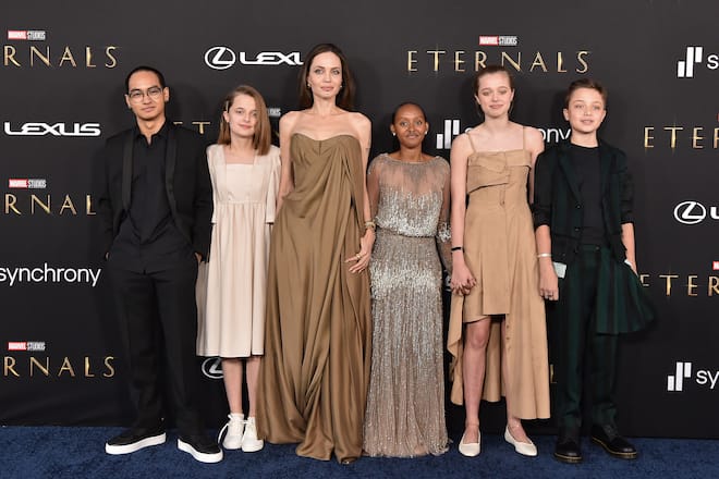 LOS ANGELES, CALIFORNIA - OCTOBER 18: (L-R) Maddox Jolie-Pitt, Vivienne Jolie-Pitt, Angelina Jolie, Knox Jolie-Pitt, Shiloh Jolie-Pitt, and Zahara Jolie-Pitt attend the Los Angeles Premiere of Marvel Studios' "Eternals" on October 18, 2021 in Los Angeles, California. (Photo by Axelle/Bauer-Griffin/FilmMagic)
