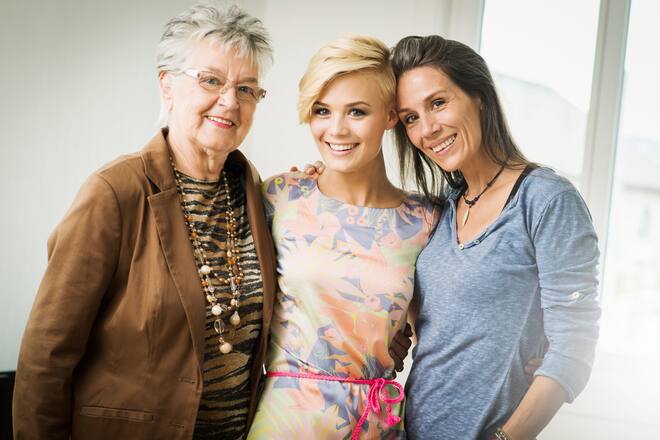 Dominique Rinderknecht mit Oma Leni und Mutter Helen