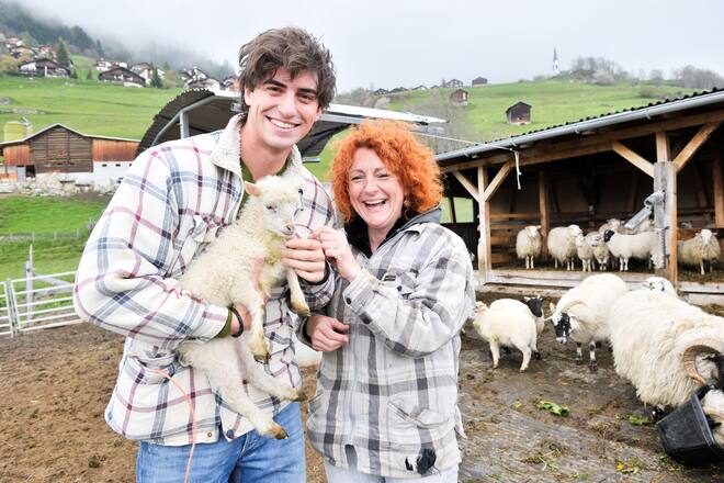 Jan Bühlmann mit Schaf und Mutter Astrid