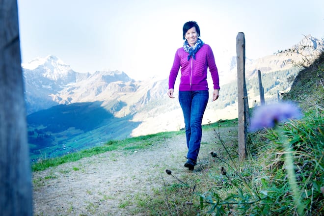Vreni Schneider beim Spaziergang in Elm