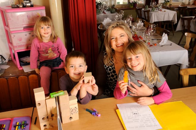Monique mit ihren Kindern Alexandra, Kaspar und Sarah (v.r.).