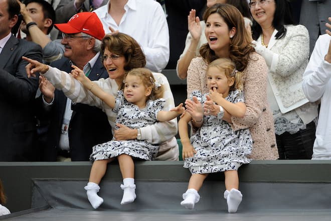 Switzerland's Roger Federer's wife Mirka Vavrinec with daughters Myla and Charlene in the Men Final during day thirteen of the 2012 Wimbledon Championships at the All England Lawn Tennis Club, Wimbledon in London, UK on July 8, 2012. Photo by Corinne Dubreuikl/ABACAPRESS.COM (FOTO: DUKAS/ABACA)