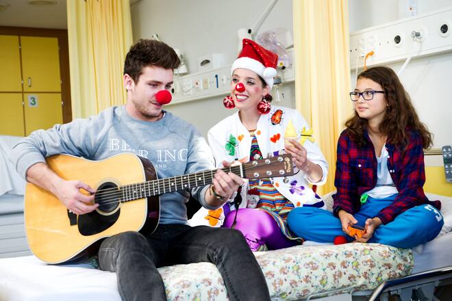 Sänger Bastian Baker als Theodora-Botschafter im Kinderspital Zürich.