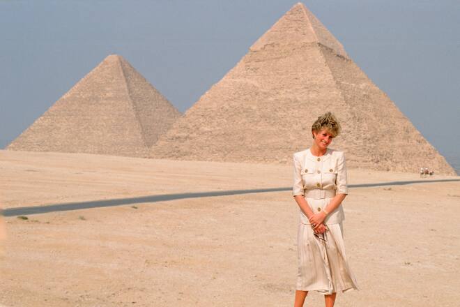 GIZA, EGYPT - MAY 12: Diana Princess of Wales visiting the Pyramids in Giza during an official tour of Egypt. (Photo by Tim Graham/Getty Images)