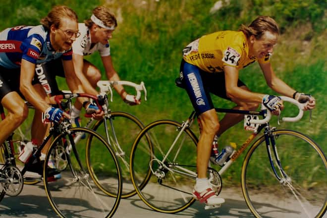 Beat Breu und 2 Kontrahenten auf einer rasanten Abfahrt bei der Tour de Suisse 1989