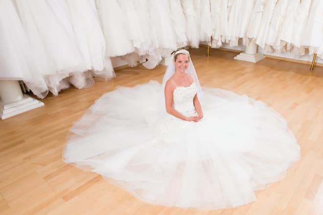 Ximena Soltermann probiert Brautkleider an