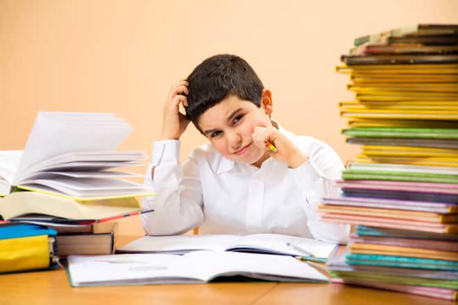 little boy has troubles with homeworks and is scratching his head Copyright: xDiegoxCervox/xDesignxPicsx , 30319867 PUBLICATIONxINxGERxSUIxAUTxONLY Copyright: DiegoxCervox/xDesignxPics 30319867